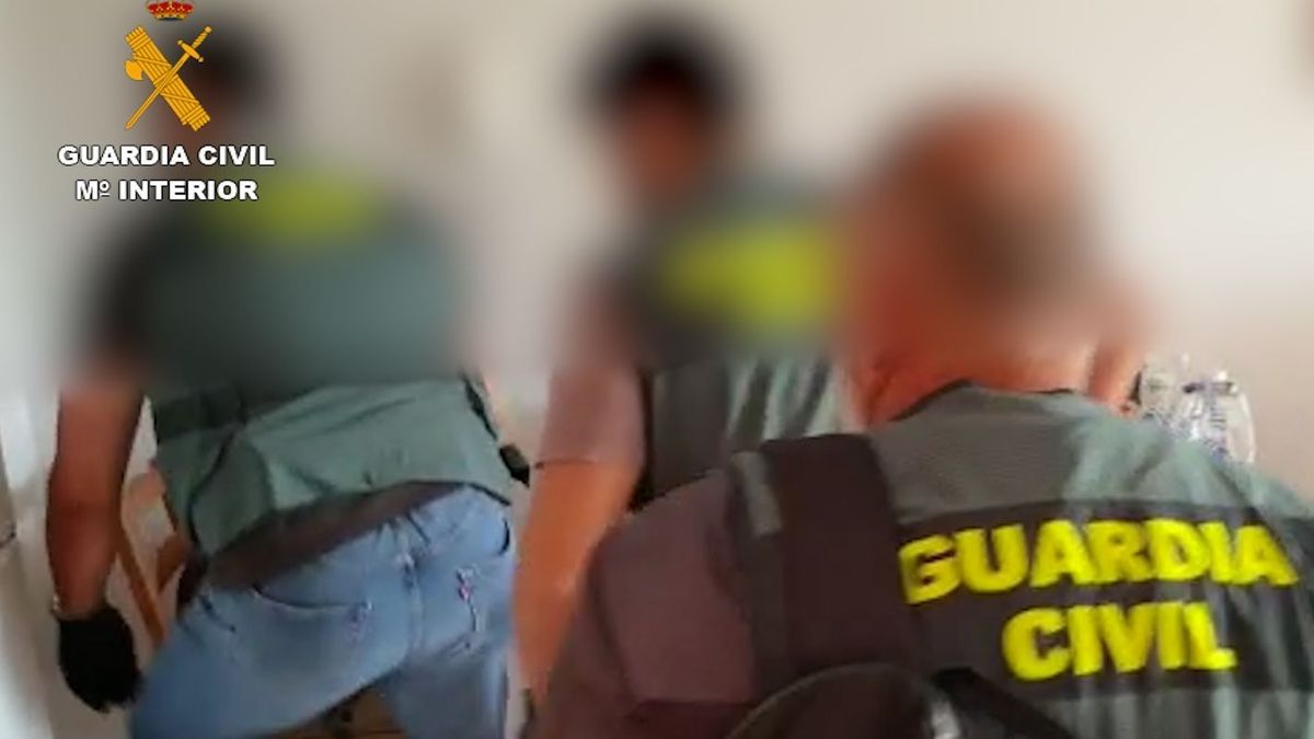 Agentes de la Guardia Civil en una operación en una imagen de archivo. Agentes de la Guardia Civil en una operación en una imagen de archivo.