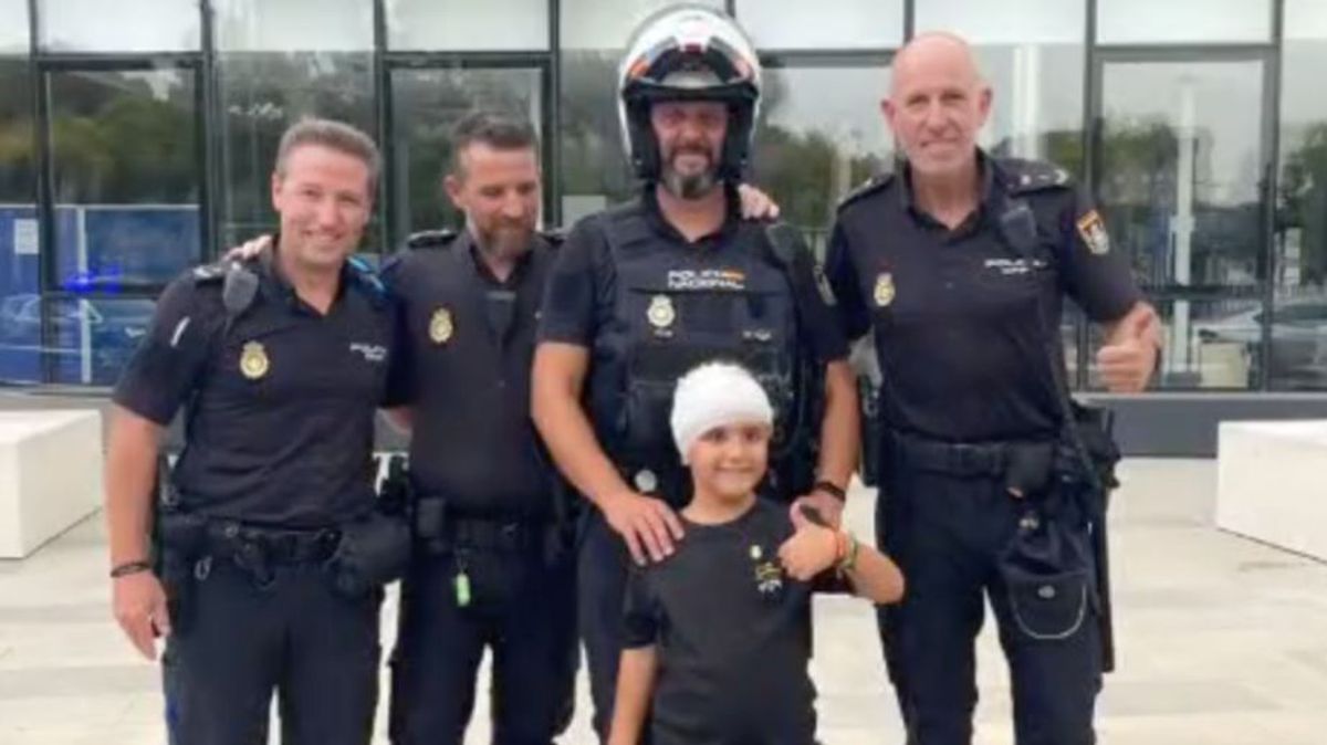 Bruno con los agentes de la Policía Nacional de Jerez de la Frontera.