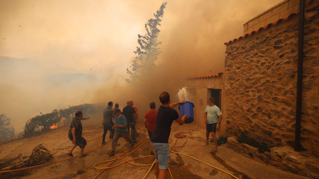 Vecinos de Añón de Moncayo (Zaragoza) luchan contra las llamas del incendio