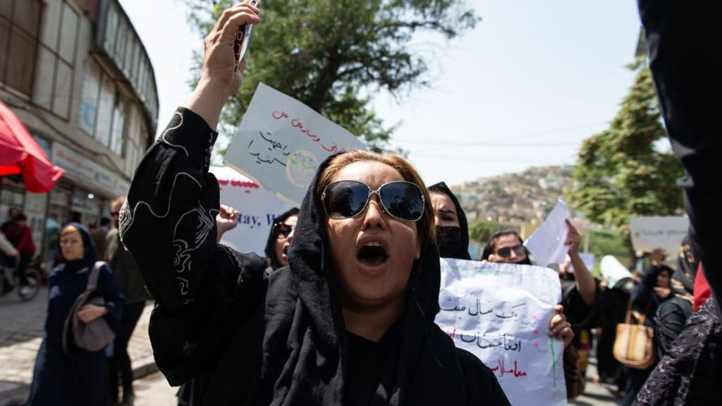 Grupos de mujeres han salido a protestar este domingo en Afganistán contra el Gobierno talibán y el recorte de sus libertades