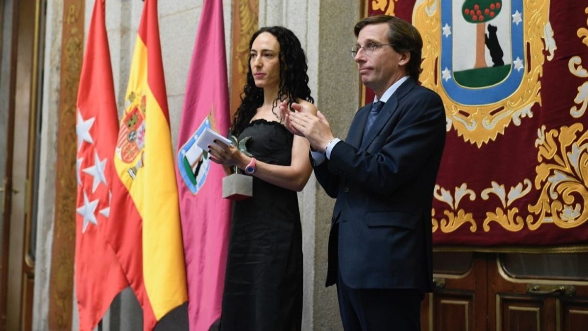 Madrid condecora a título póstumo a Alberto, el bombero que murió atropellado Madrid condecora a título póstumo a Alberto, el bombero que murió atropellado