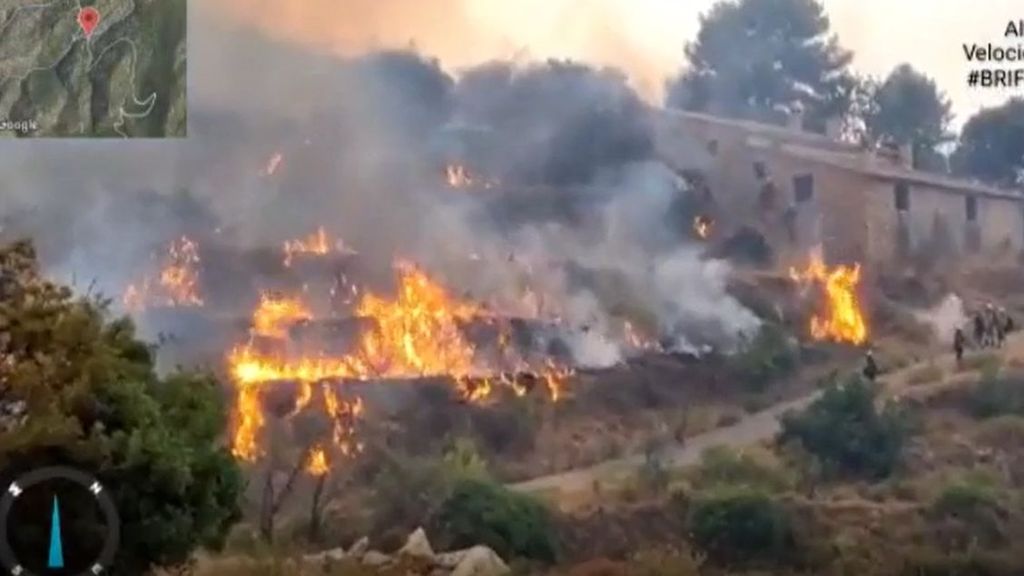 Cinco localidades más son evacuadas por el incendio en Vall d'Ebo, que llega al Comtat