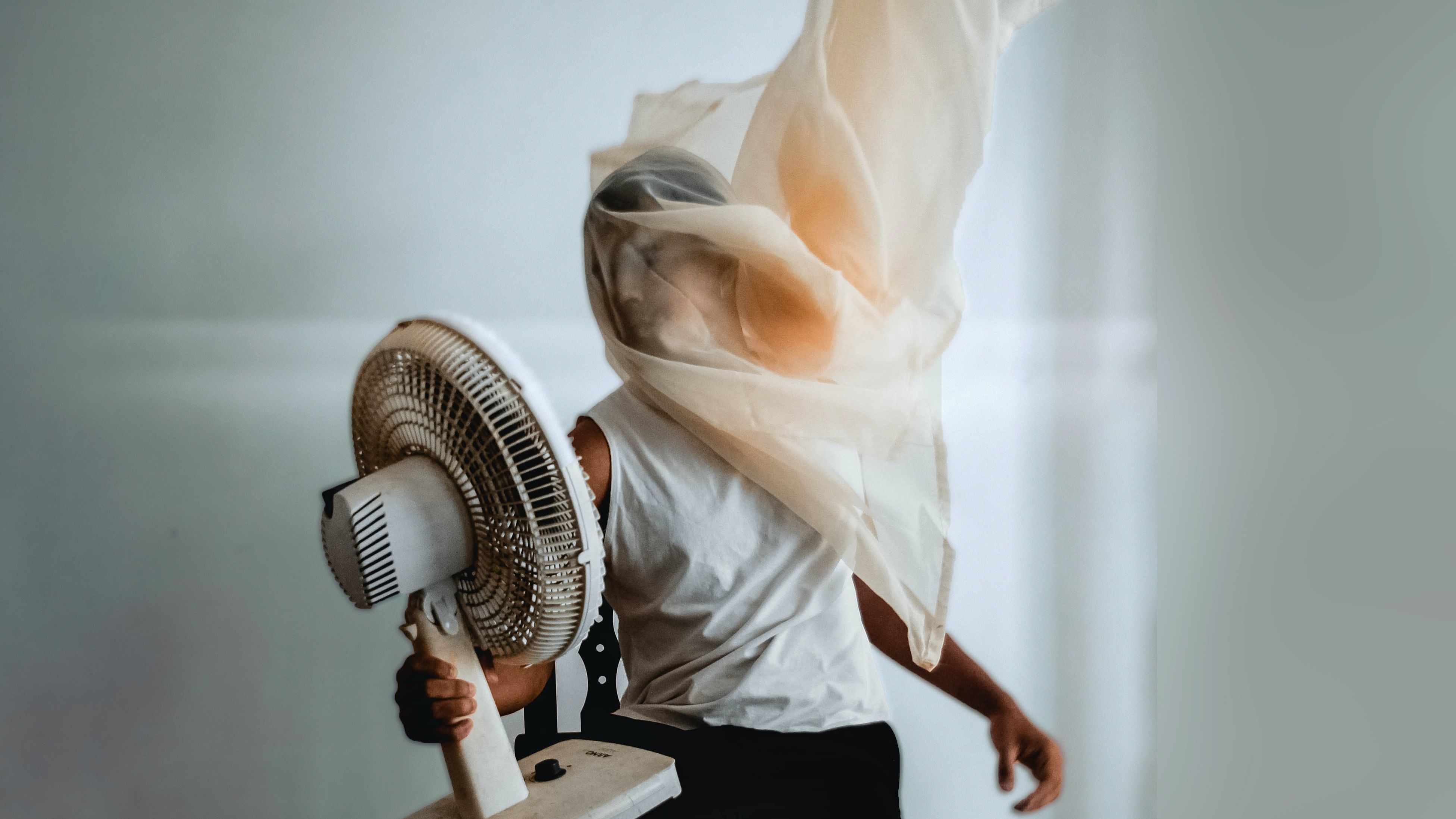 Ventiladores de cuello: ¿tiene algún riesgo para la salud el ventilador de  moda?