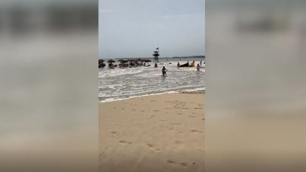 Los minitsunamis alertan a los bañistas en Cádiz