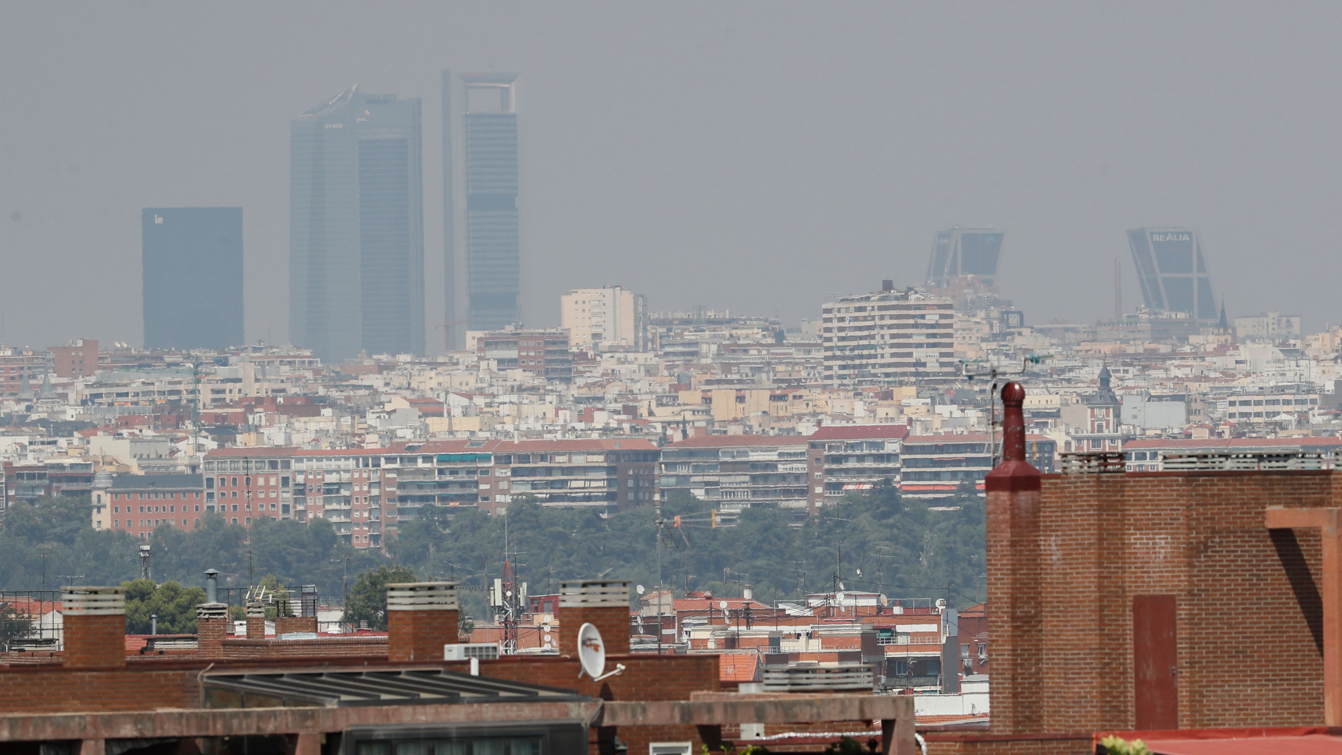 El humo de un incendio en Portugal cubre el cielo de Madrid