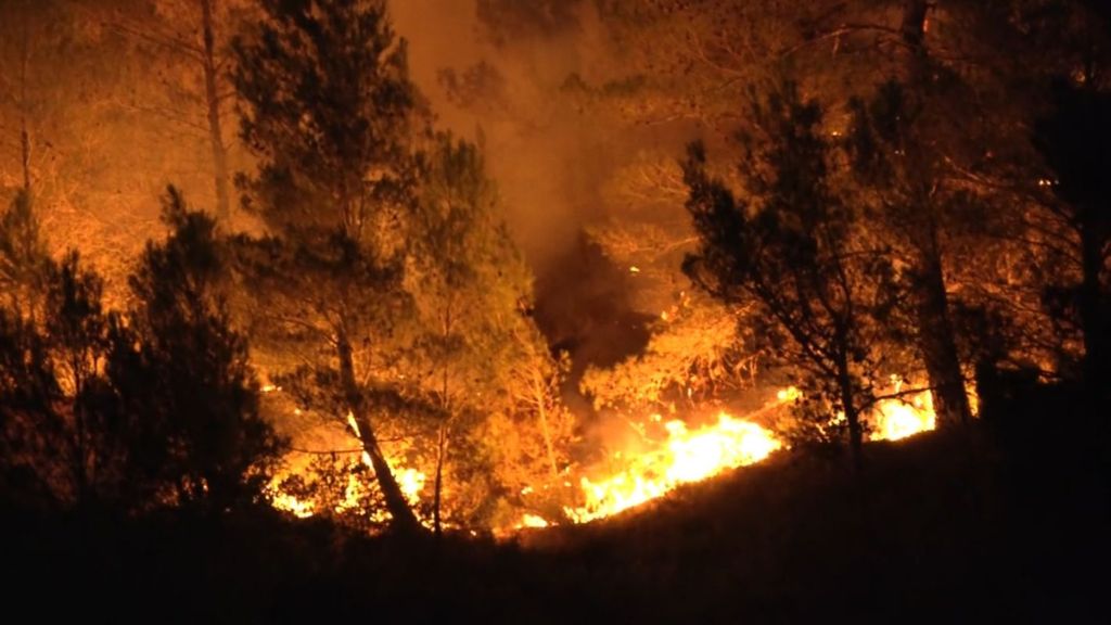 El incendio de la provincia de Alicante, el peor en una década, sigue sin control
