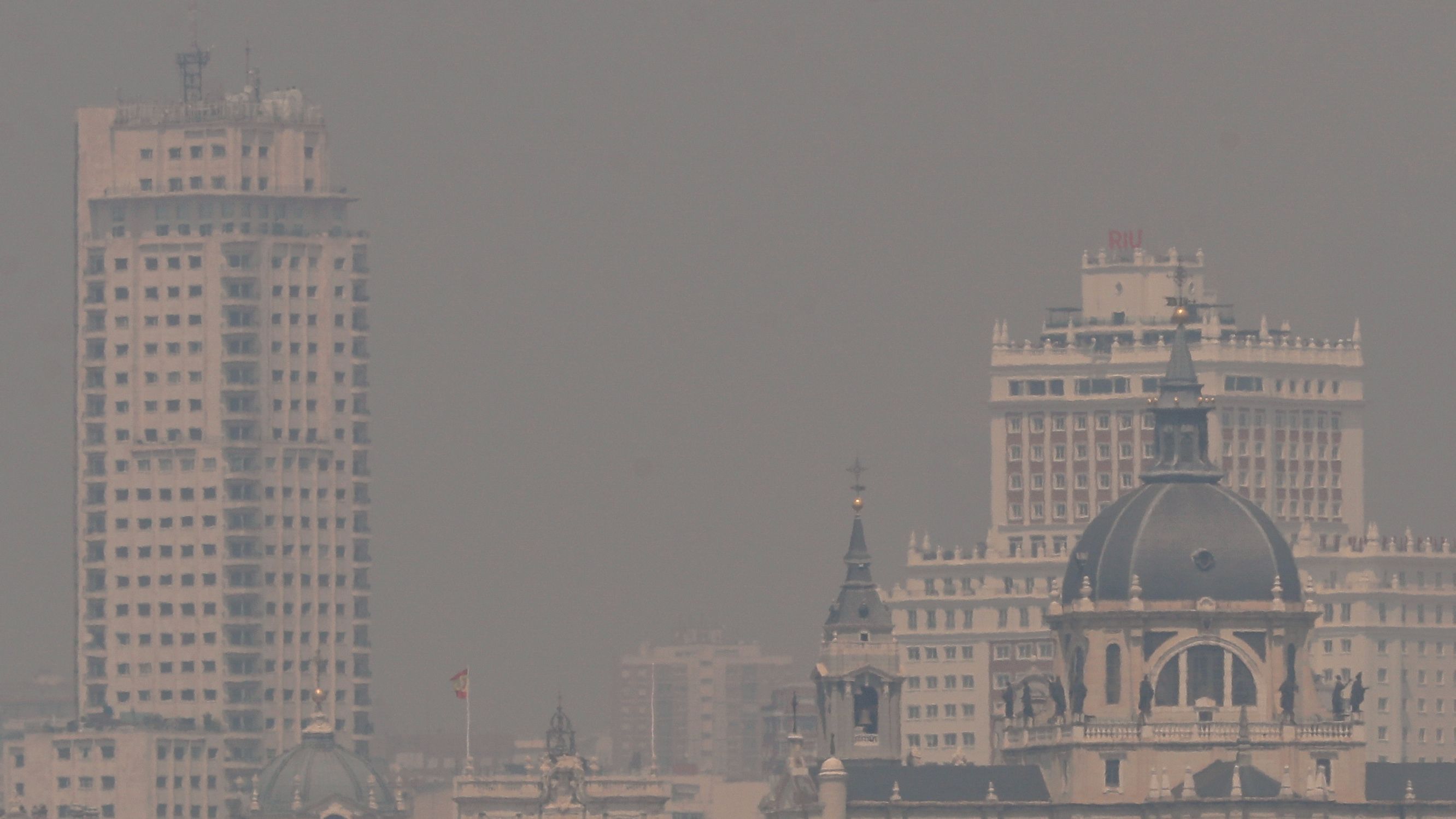 La Comunidad de Madrid tranquiliza a los vecinos: la neblina y el humo provienen de un incendio en Portugal