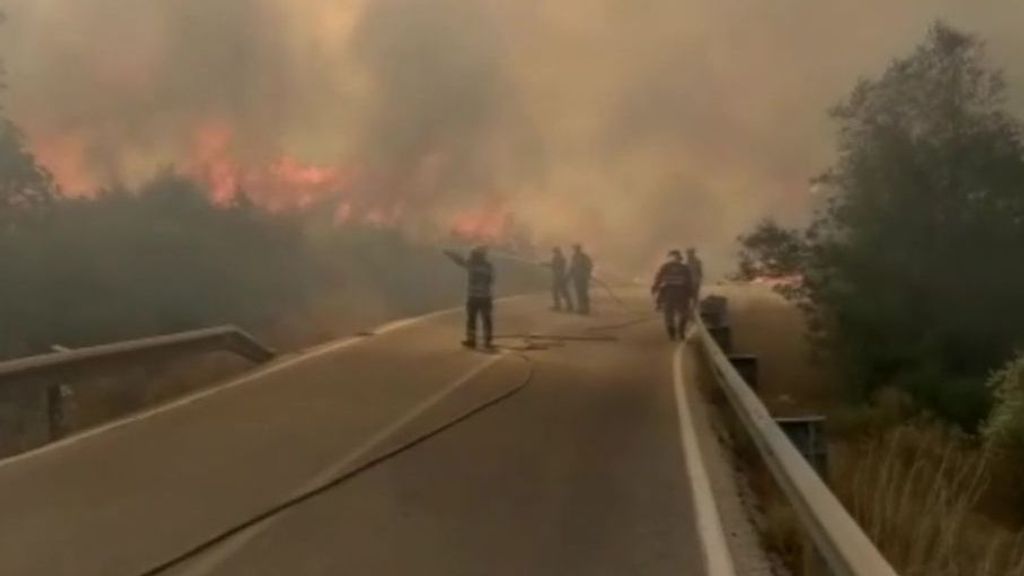 Las llamas continúan su avancen en el incendio forestal de la Vall d'Ebo (Alicante)