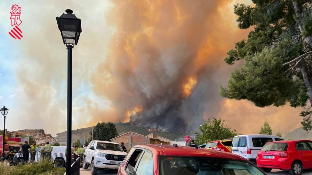 Los incendios de Castellón y Alicante, aún muy activos, calcinan unas 11.000 hectáreas y elevan los desalojos