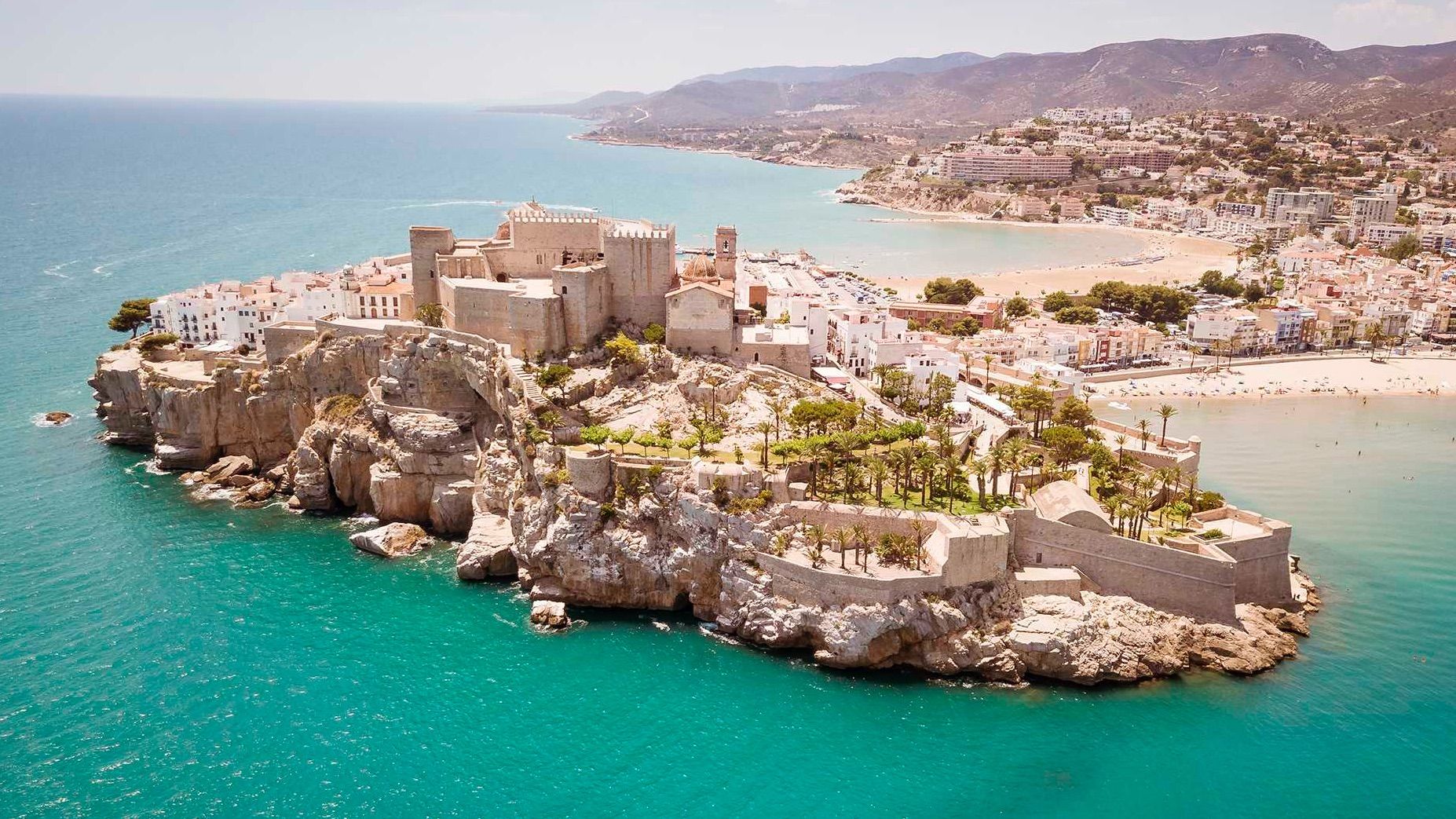 Peñíscola tiene el castillo del Papa Luna.