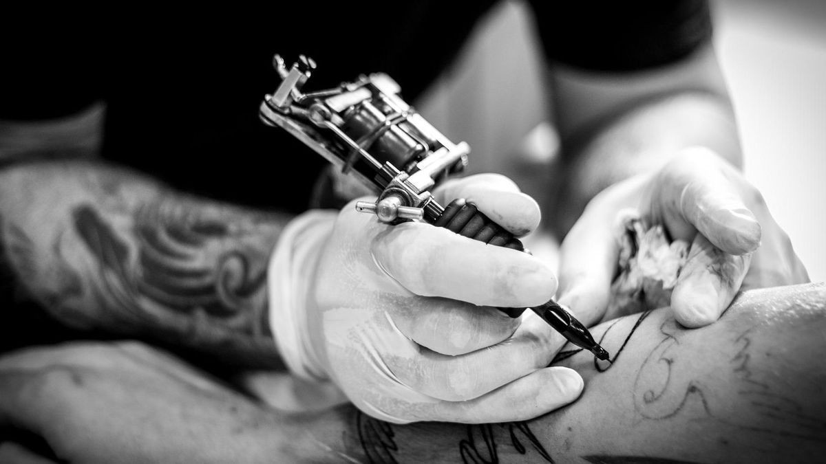 Un tatuador de Ibiza, detenido por abusar sexualmente de varias clientas en su local
