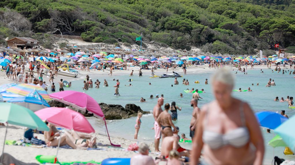 Una playa abarrotada de bañistas