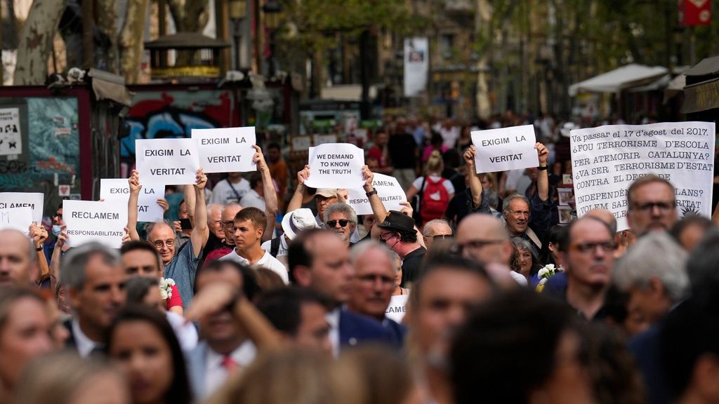 Manifestantes independentistas boicotean el homenaje a las víctimas del atentado de las Rambas de Barcelona