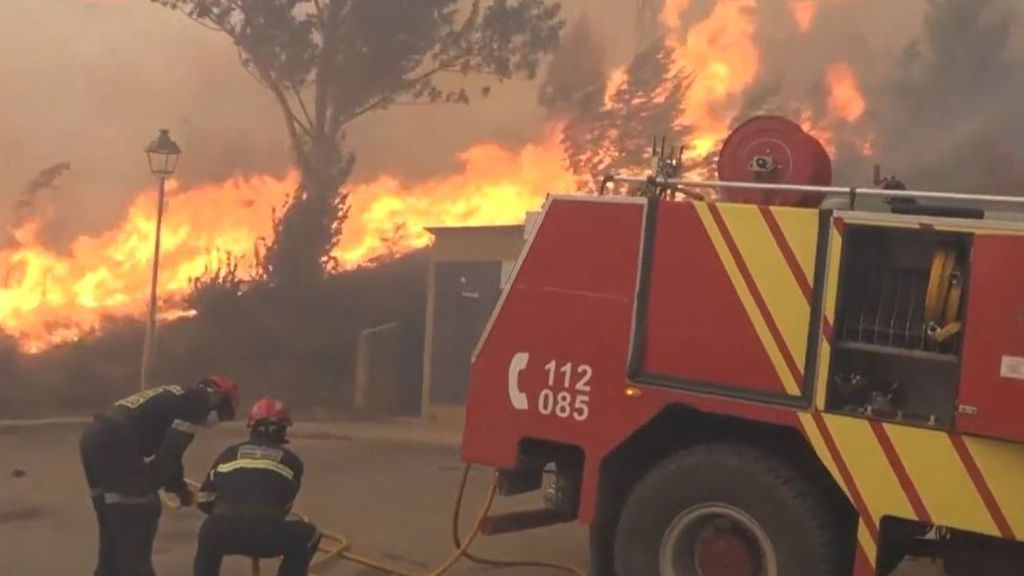 Bomberos luchan contra las llamas en Bejís