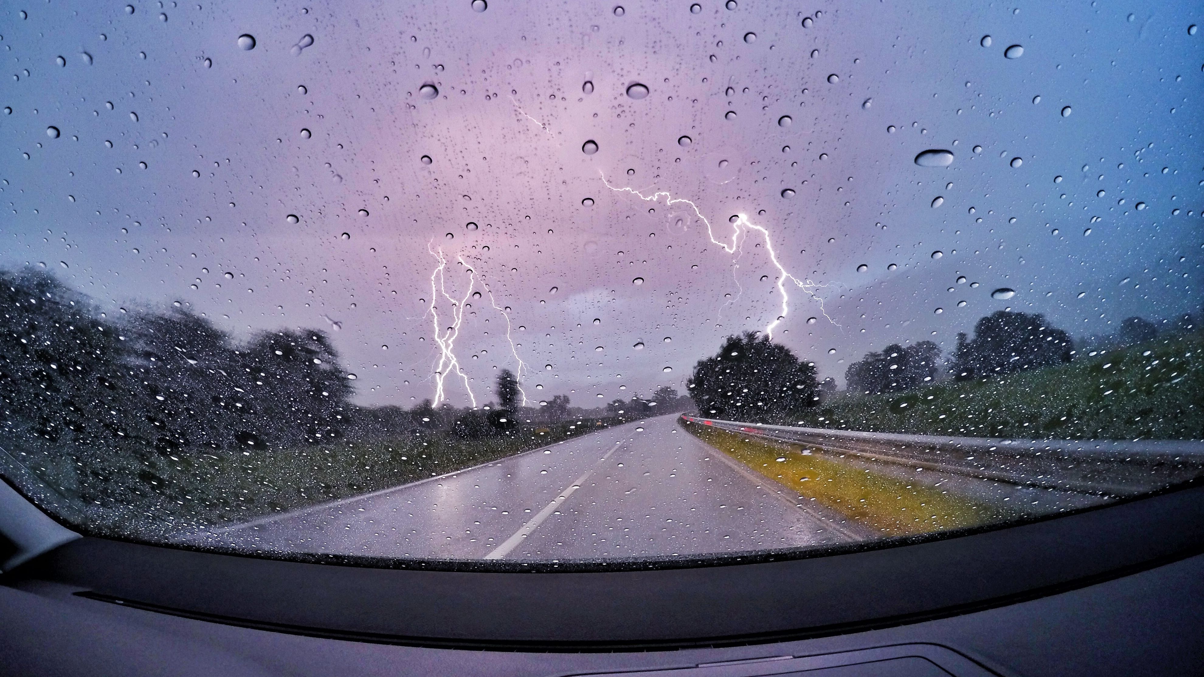 Cosas que nunca debes hacer en una tormenta de verano