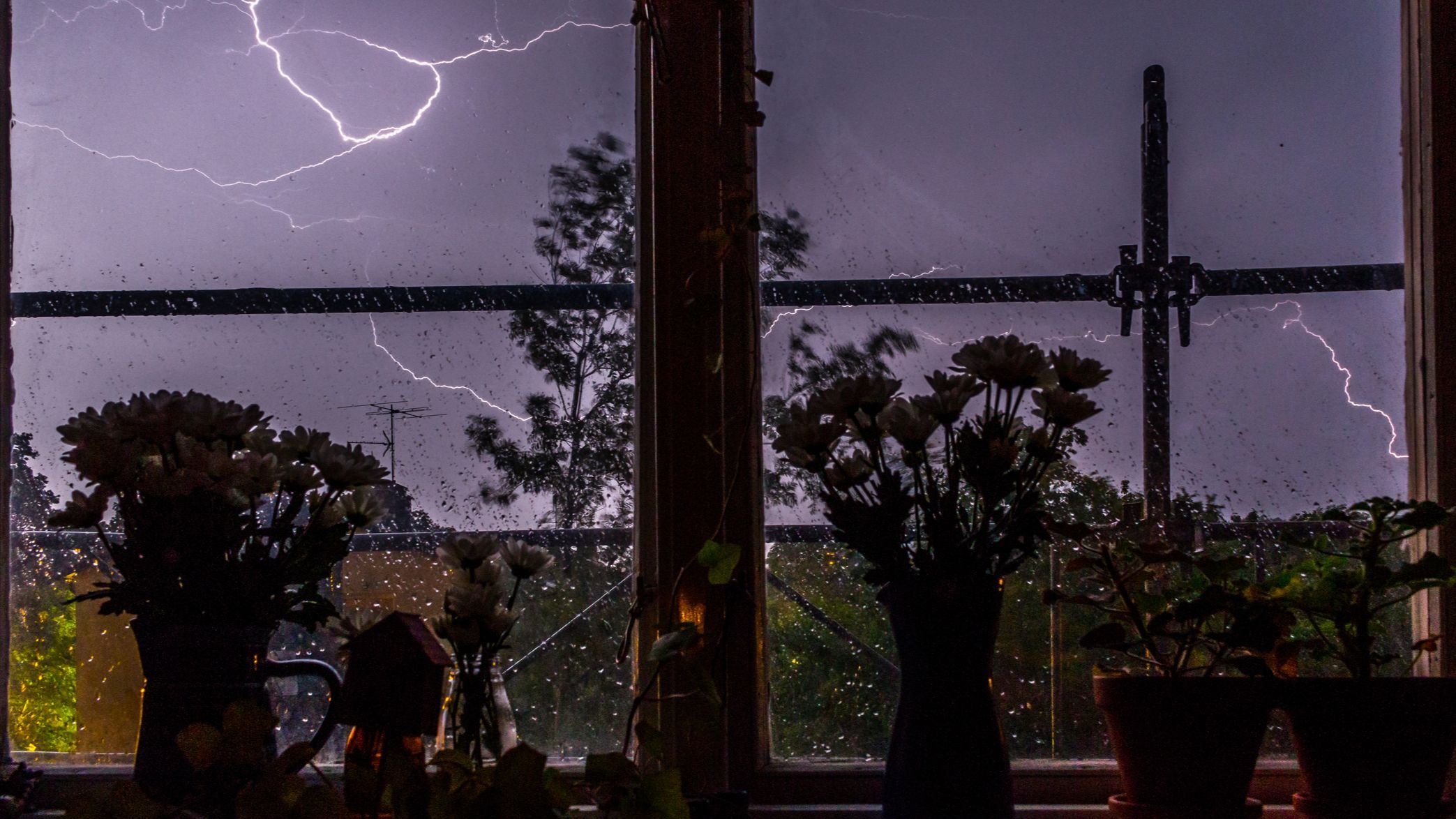 Cosas que nunca debes hacer en una tormenta de verano