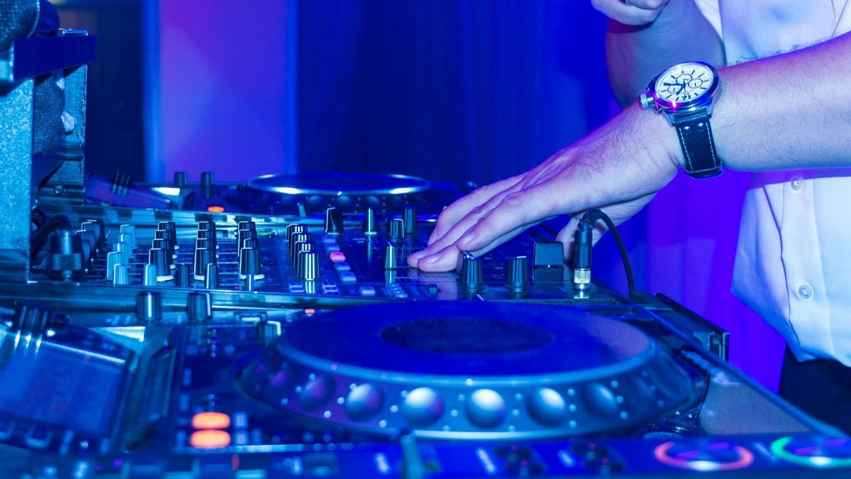 DJ en una discoteca DJ en una discoteca