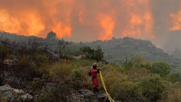 El incendio de la Vall d'Ebo continúa activo y sin control pero ralentiza su avance