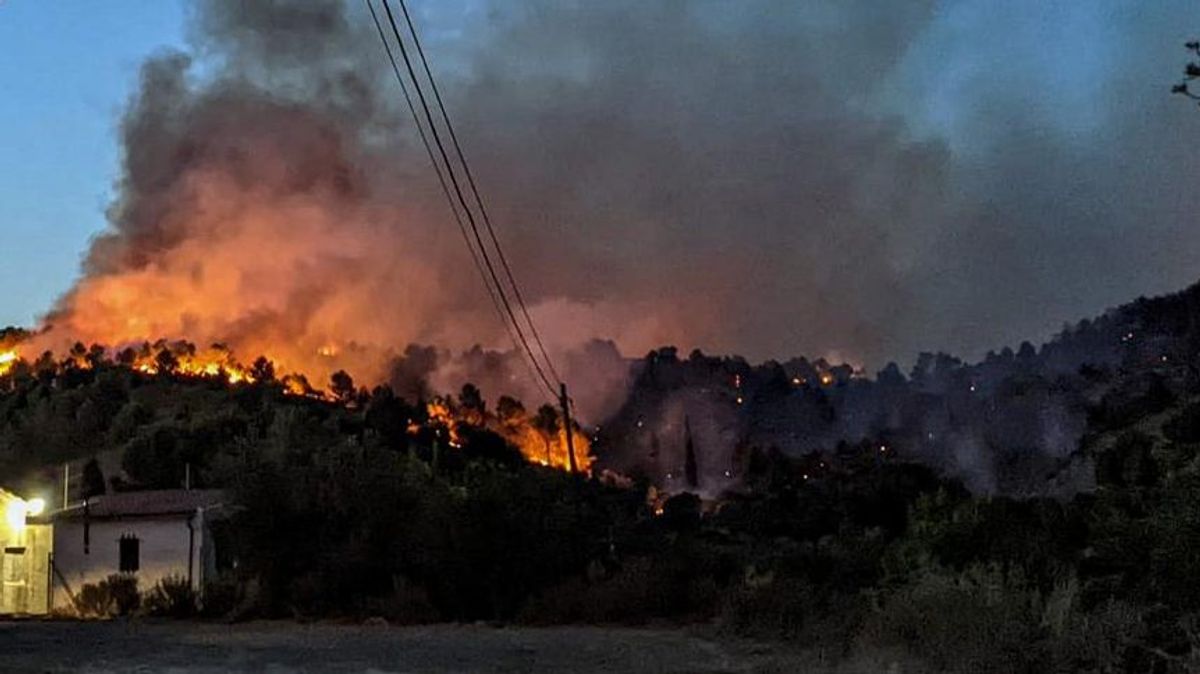 El incendio de La Vall d'Ebo continúa activo y sin cambios, aunque sin más desalojos El incendio de La Vall d'Ebo continúa activo y sin cambios, aunque sin más desalojos