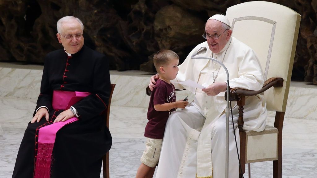 Un niño se acerca al Papa durante la audiencia