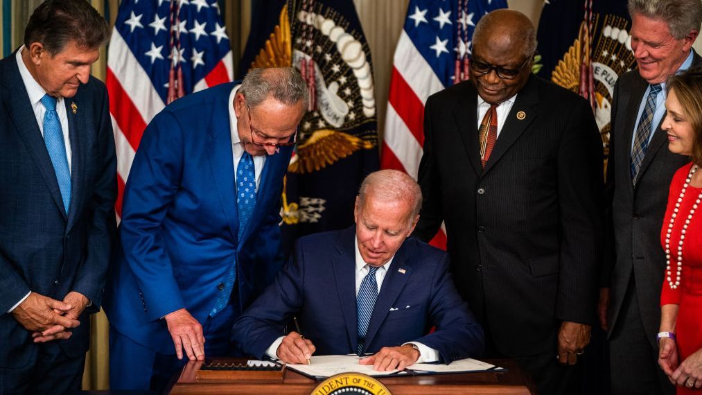 Joe Biden firma la Ley contra la Inflación con impuestos para empresas con beneficios millonarios