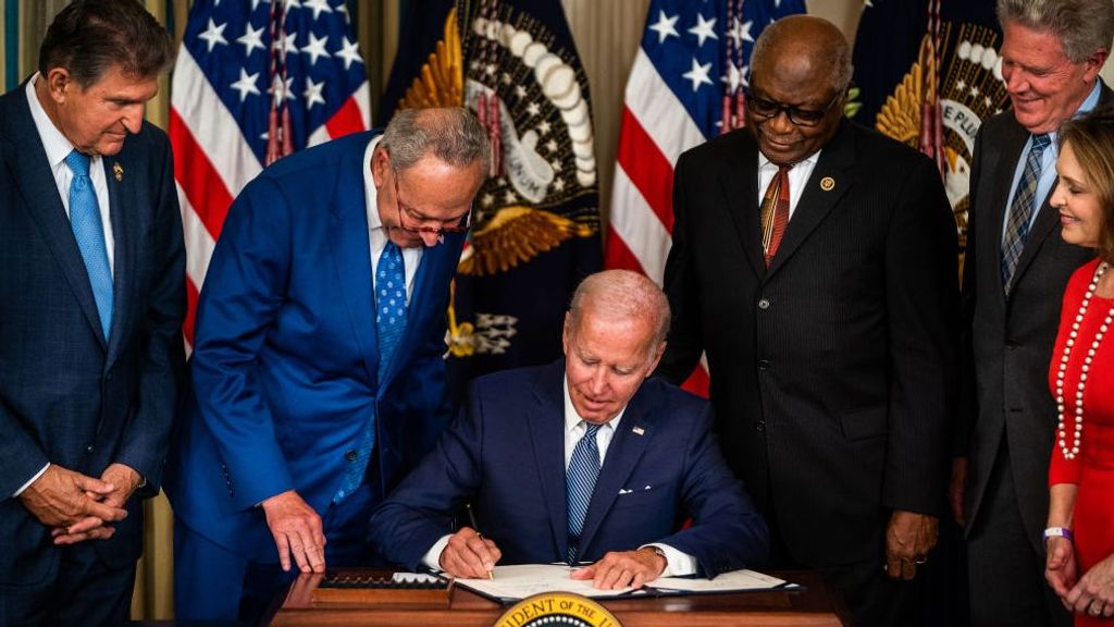 Joe Biden firma la Ley de Inflación