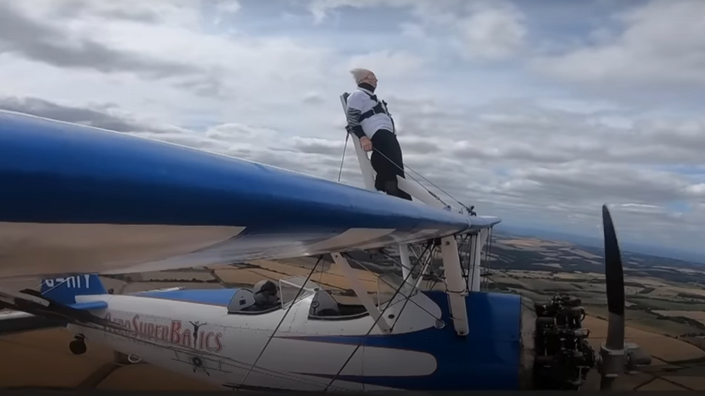La mujer que hace piruetas amarrada a un avión