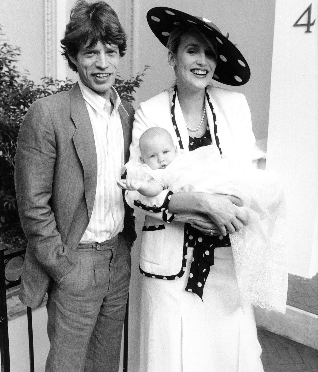Mick Jagger junto a Jerry Hall y su bebé en 1984