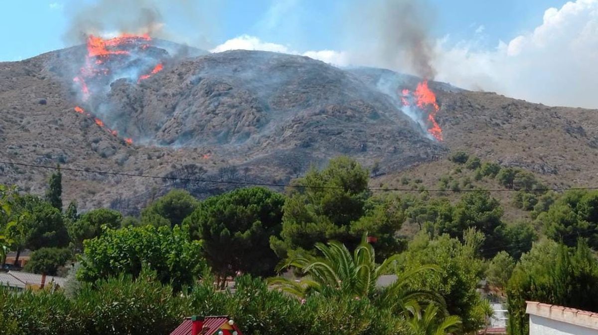 Otro incendio en Petrer obliga a desalojar un campamento y pone en jaque la disposición de medios aéreos Otro incendio en Petrer obliga a desalojar un campamento y pone en jaque la disposición de medios aéreos