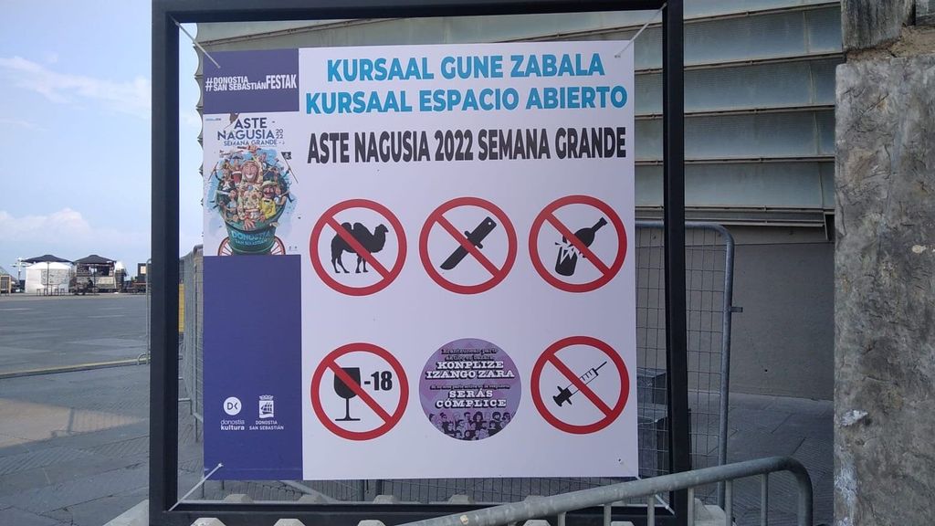 Un cartel con una aguja tachada en la zona del Kursaal