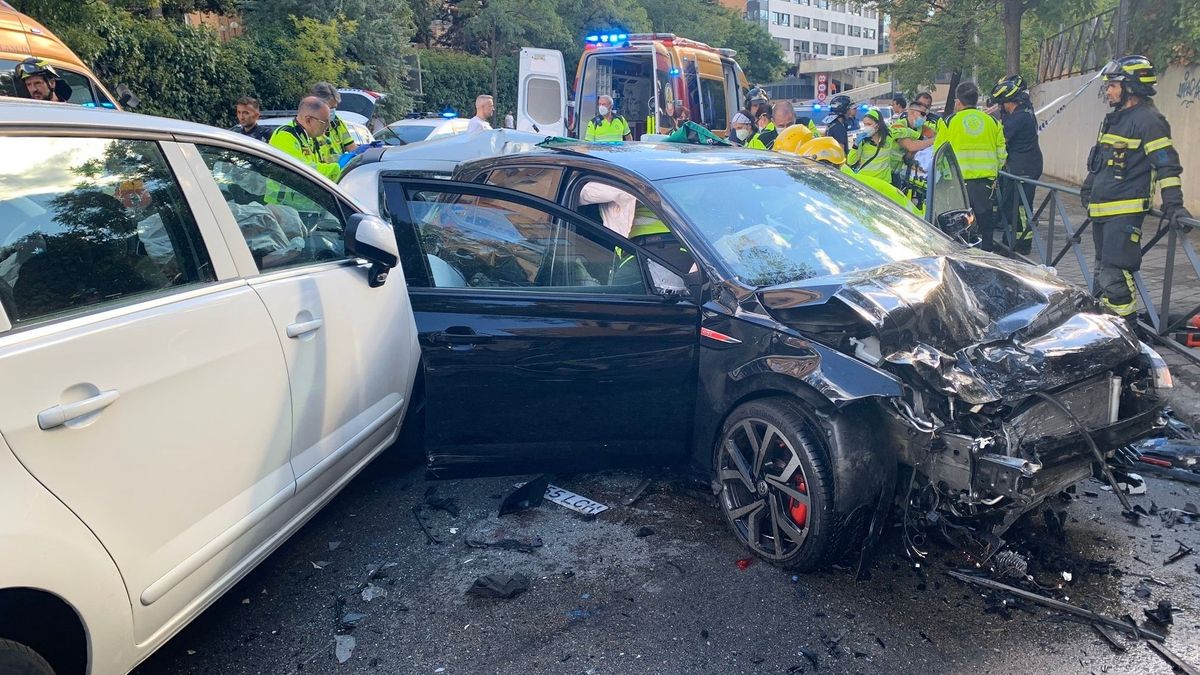 Un muerto y tres heridos en un accidente entre cuatro coches y una moto en Madrid