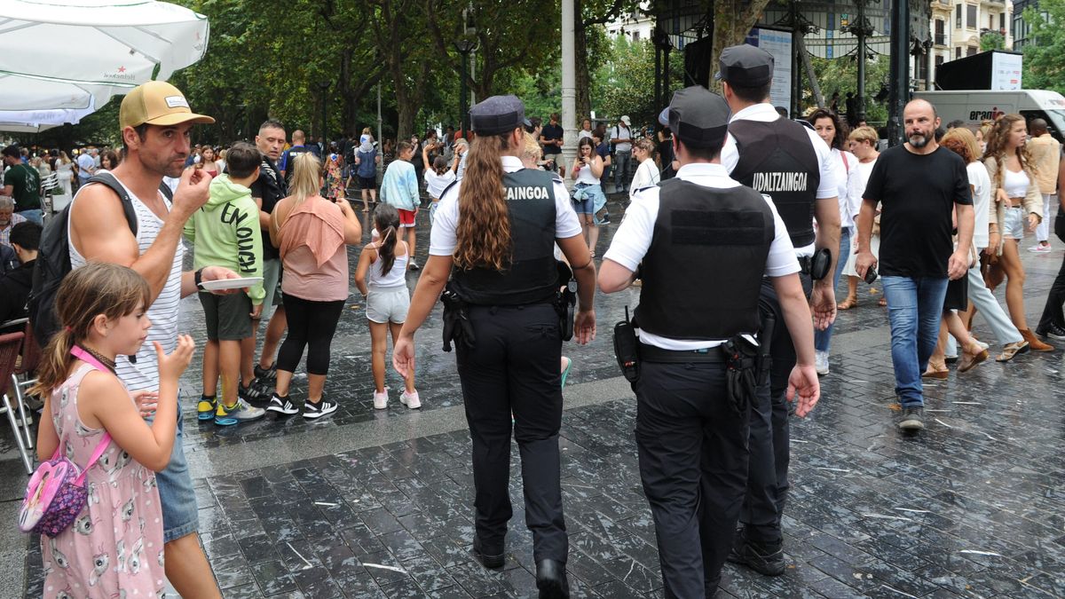 Varios agentes patrullan a pie por las calles durante las fiestas