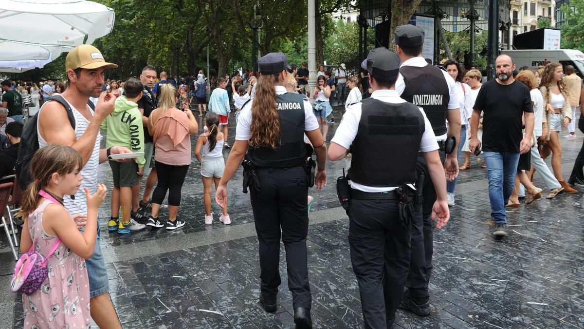 Varios agentes patrullan a pie por las calles durante las fiestas Varios agentes patrullan a pie por las calles durante las fiestas