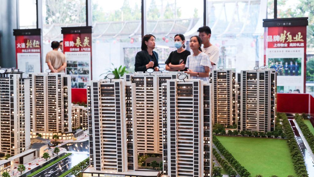 Clientes miran promociones inmobiliarias en la provincia china de Jiangsu