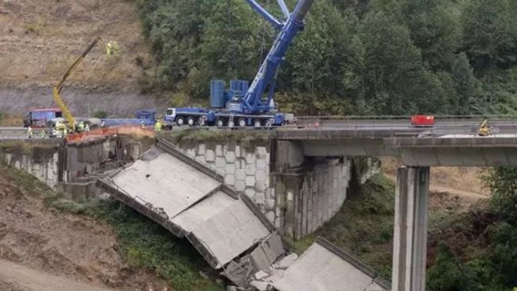 Comienza el desmontaje del viaducto que se derrumbó en la A-6 en Lugo