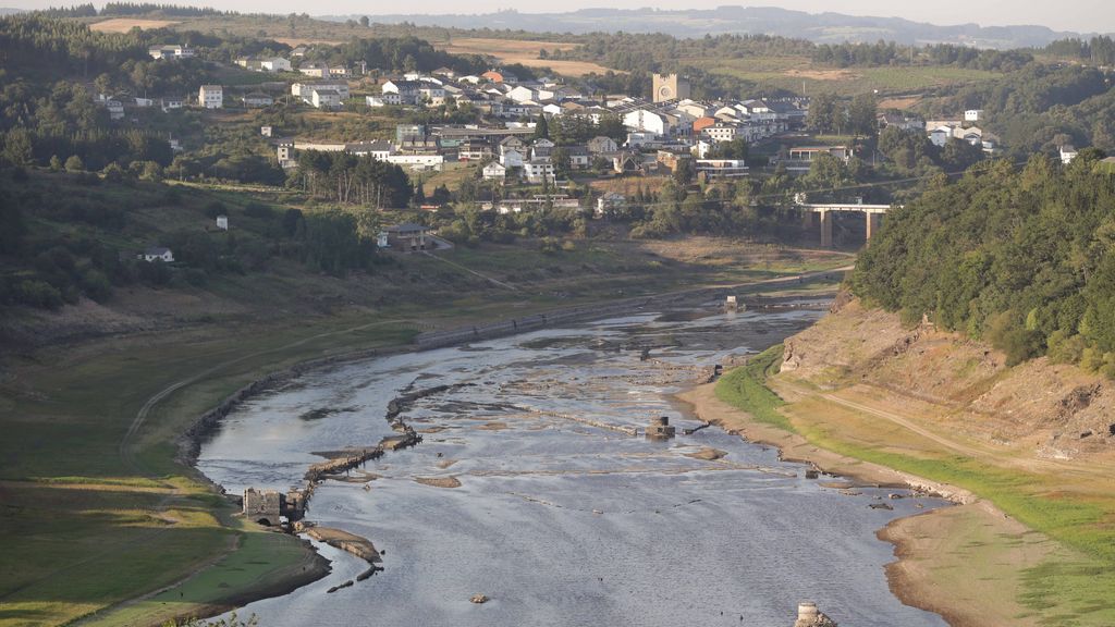 El bajo caudal del río Miño permite apreciar rocas en su lecho a su paso por Escairón, Lugo