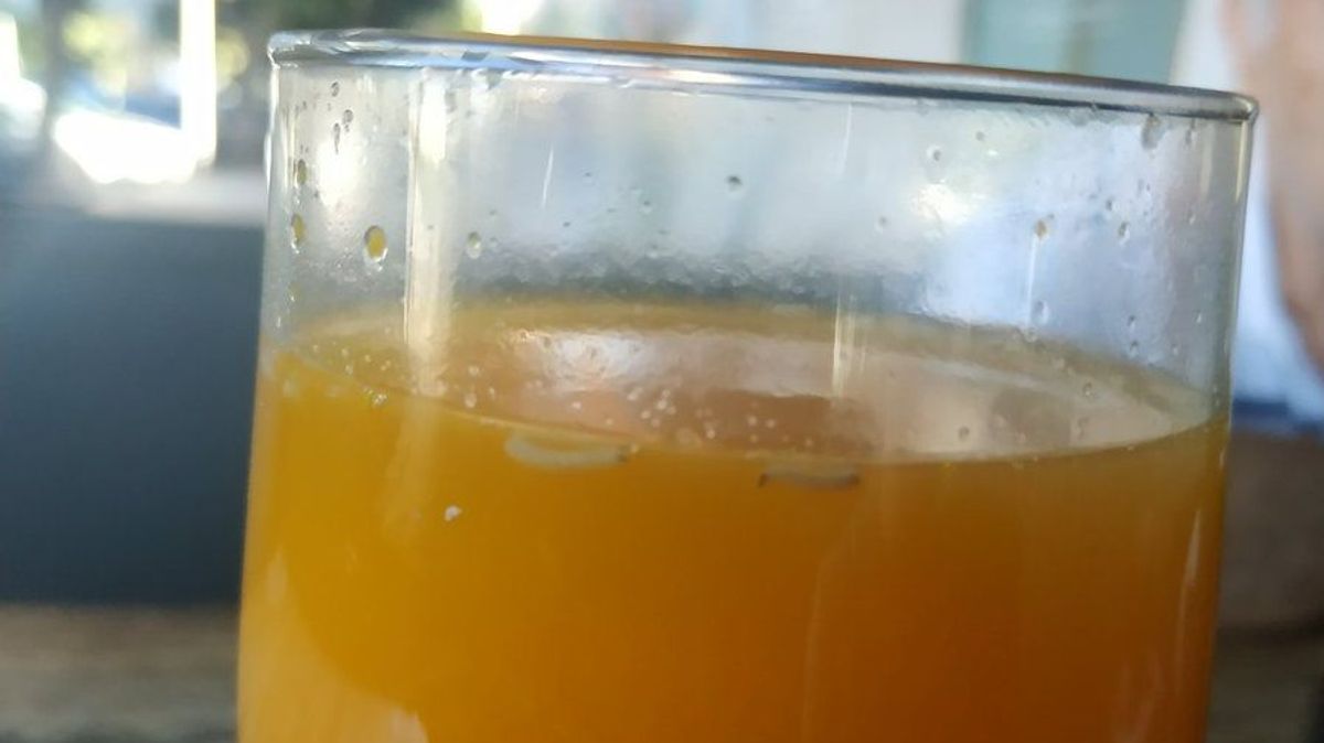 Gusanos en zumo de naranja