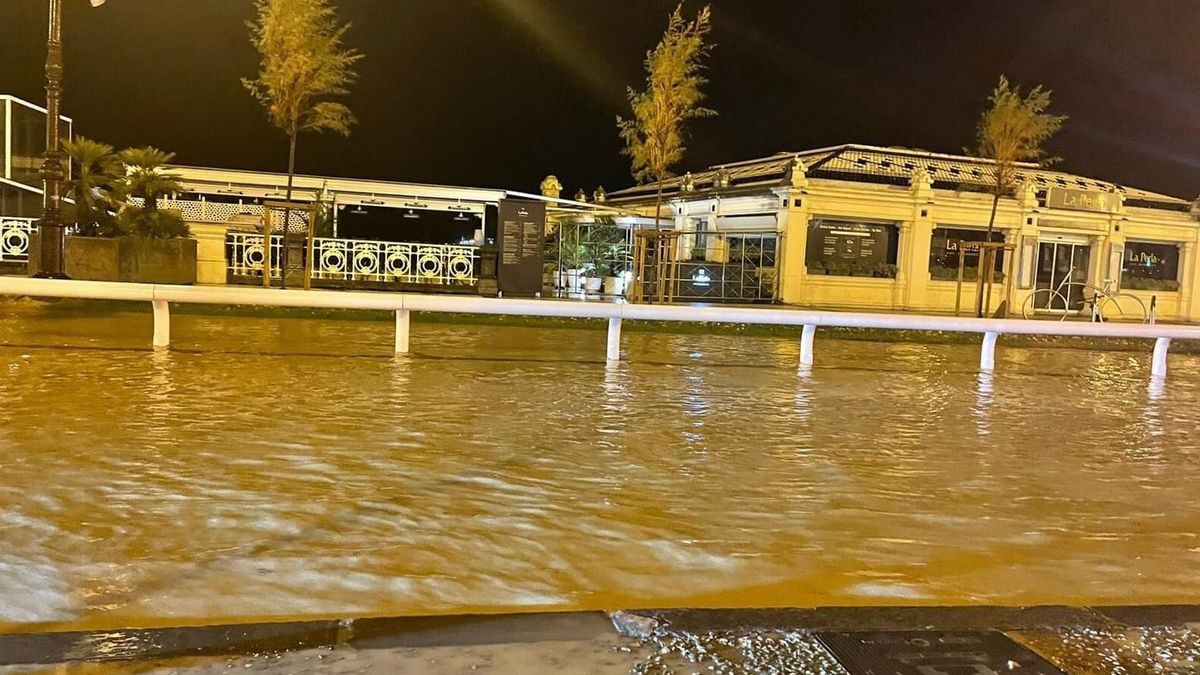 La lluvia anega calles de Donostia La lluvia anega calles de Donostia
