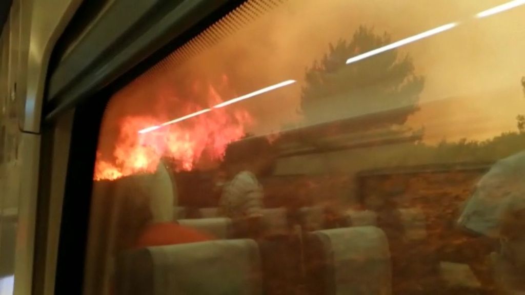Los momentos más impresionantes del interior del tren alcanzado por las llamas del incendio de Bejís, Castellón