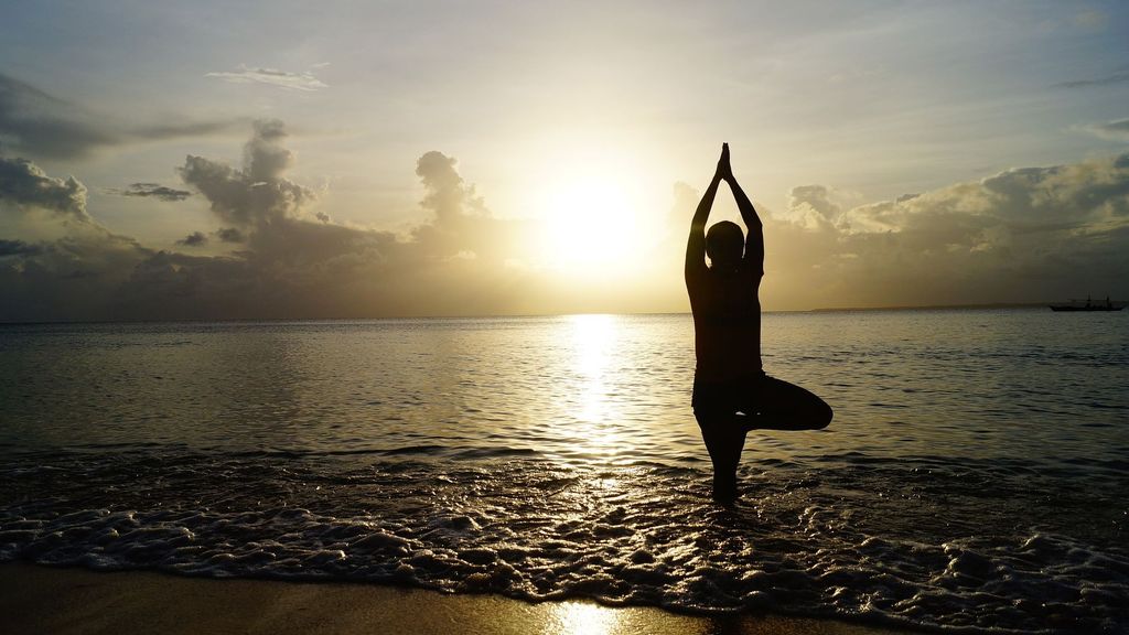 Por qué hacer yoga en la playa es el mejor ejercicio que puedes practicar este verano