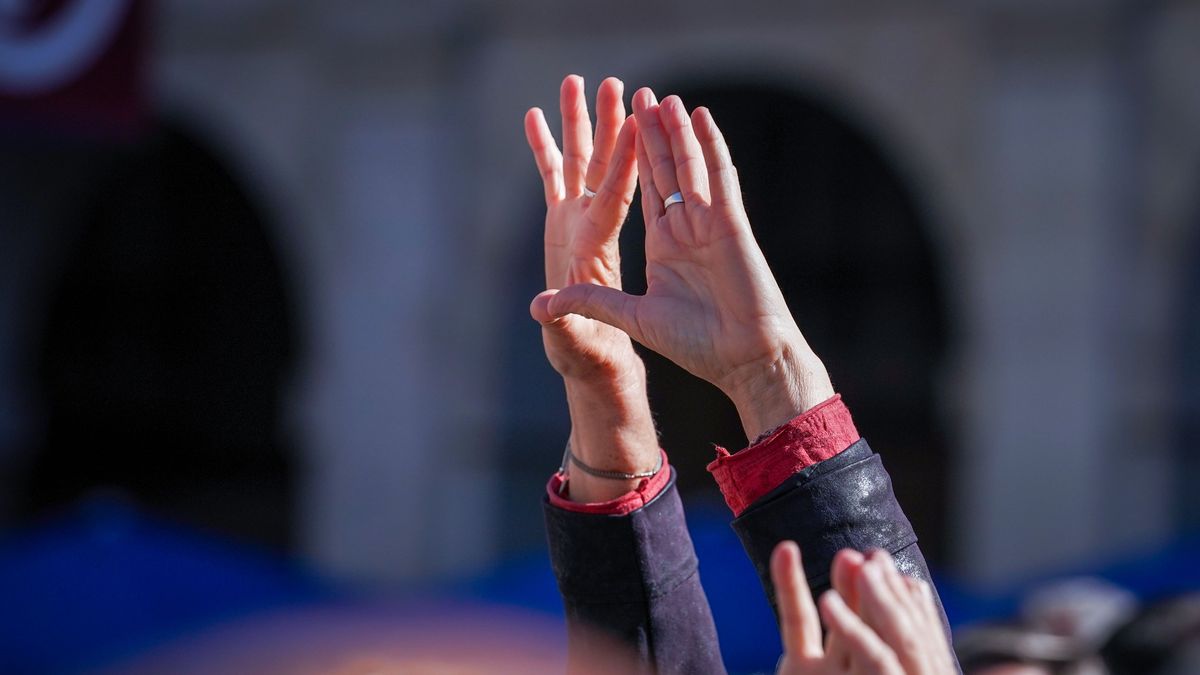 Una mujer realiza un gesto feminista durante una concentración contra la violencia machista Una mujer realiza un gesto feminista durante una concentración contra la violencia machista