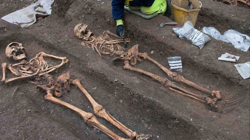 Esqueletos de los frailes medievales que fueron enterrados cerca de las ruinas de Cambridge