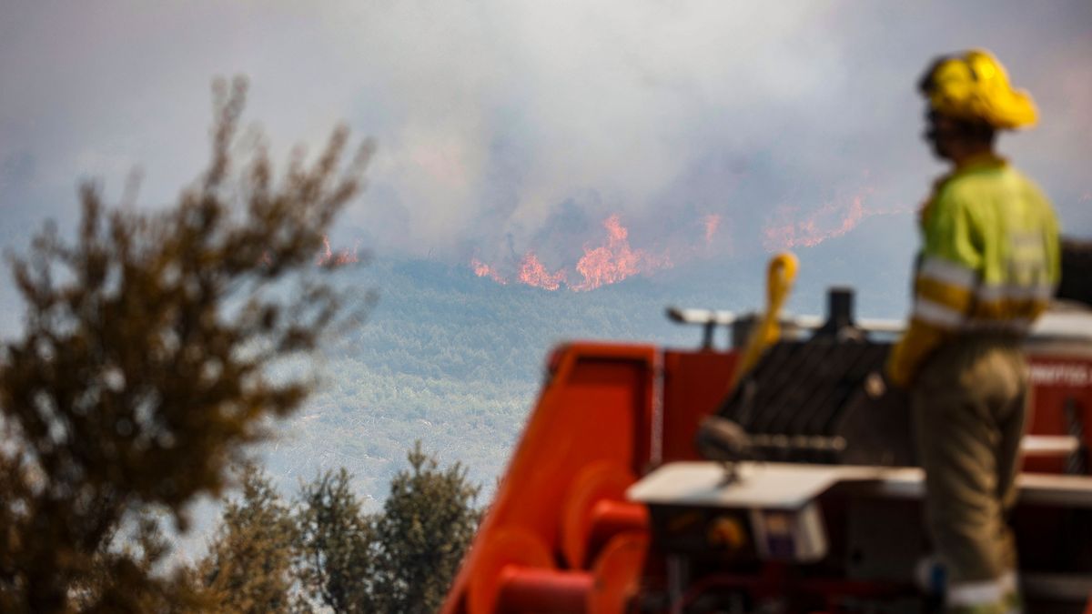 EuropaPress 4633165 miembro brigadas refuerzo incendios forestales brif trabaja incendio