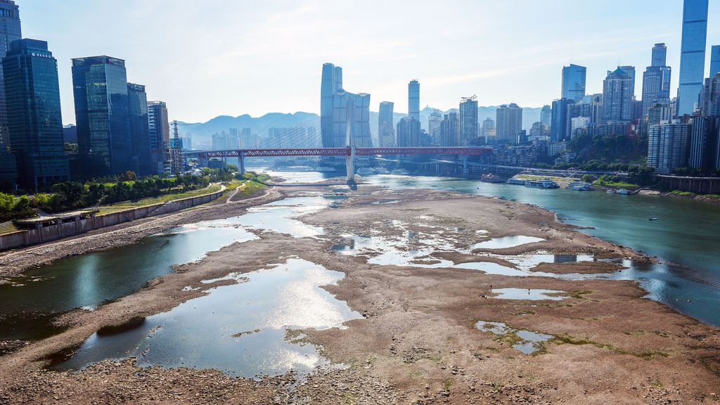 La sequía vacía el río más largo de China: las imágenes del Yangtsé si agua
