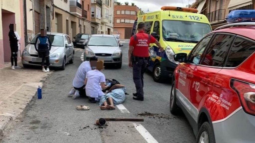 Los equipos de emergencias atiende a la mujer presuntamente atropellada intencionadamente por su hijo en Lerín, Navarra