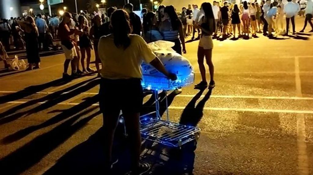 Polémica por la venta ambulante de bolsas de hielo en la Feria de Málaga