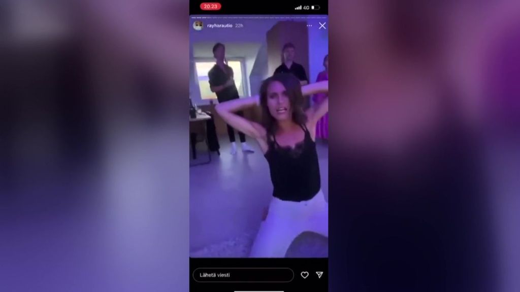 Sanna Marin, primera ministra de Finlandia, baila en una fiesta privada con un grupo de amigos
