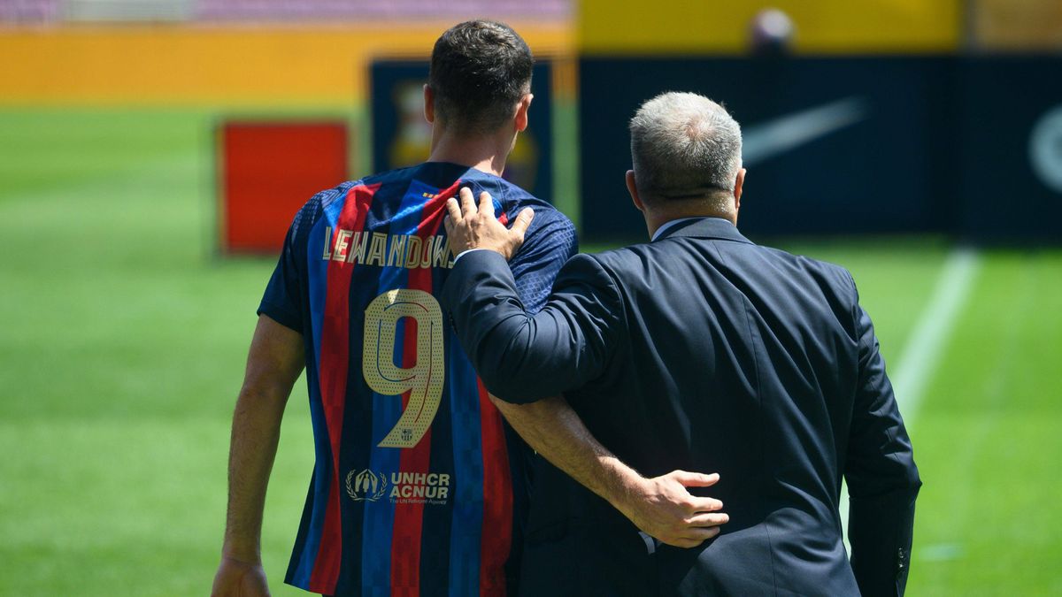 Surrealismo en Can Barça: roban el reloj a Lewandowski, sale a por él y lo pillan enterrándolo