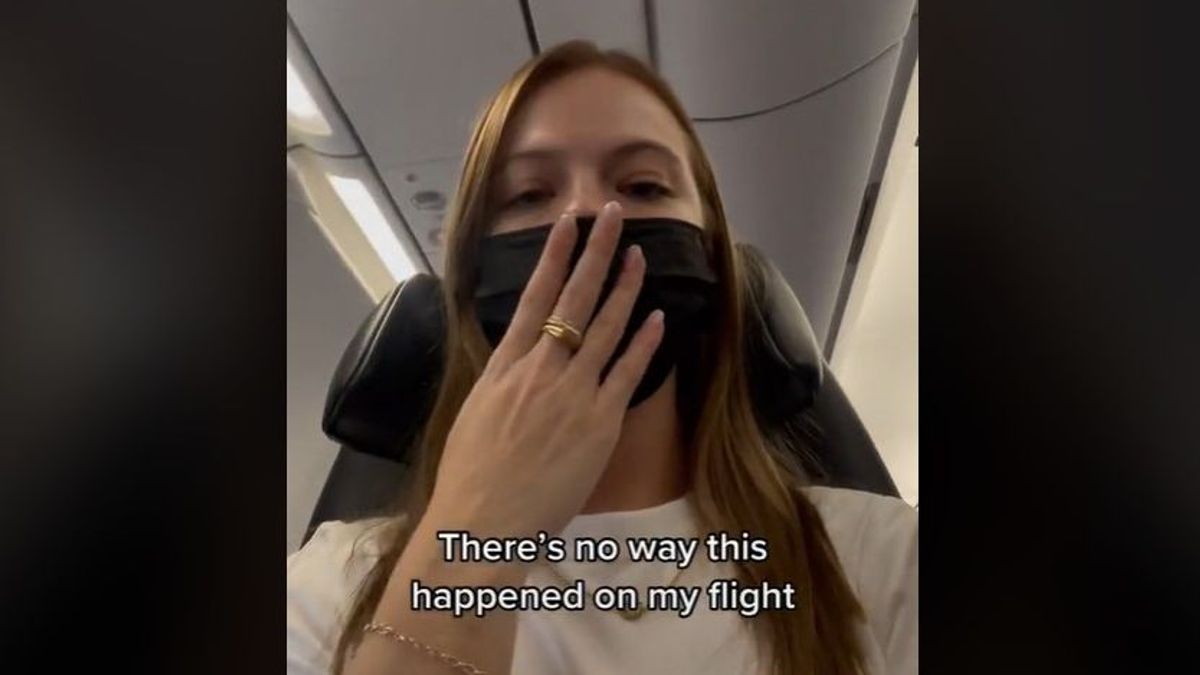 Tiktoker acosada en un avión