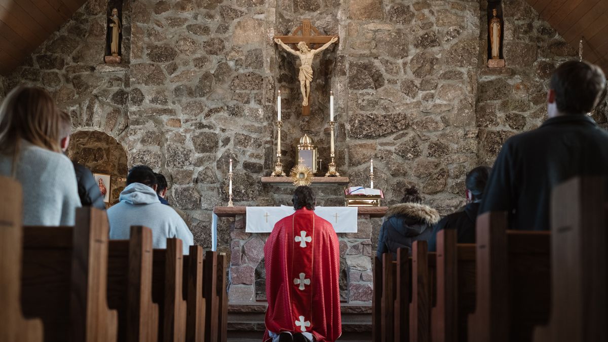 Un sacerdote, durante una misa